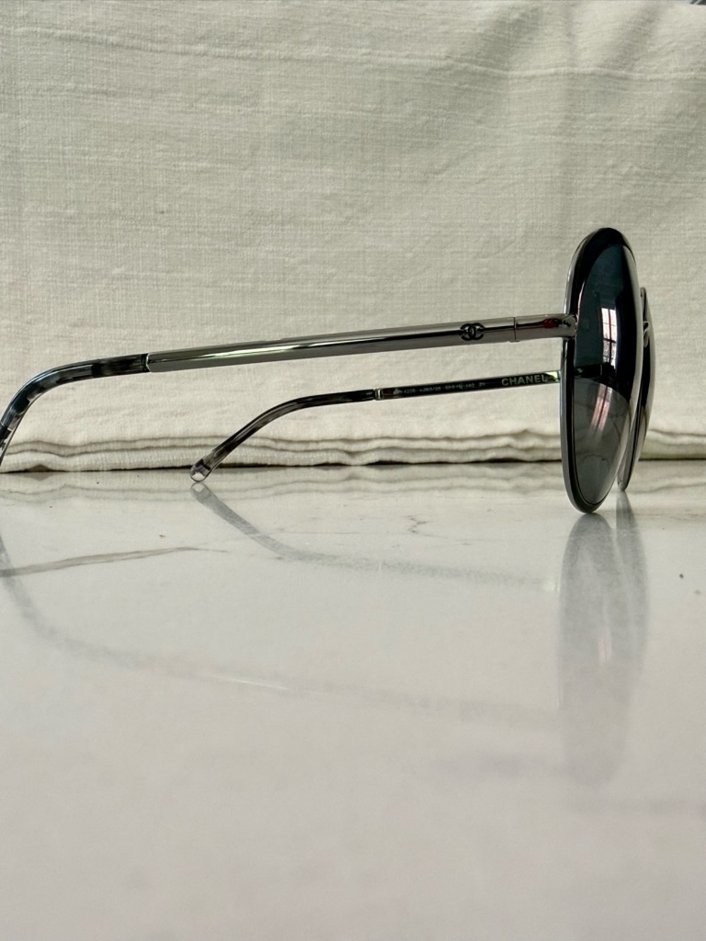 CHANEL Black Round Gunmetal Mirrored Sunglasses - Picture 5 of 10